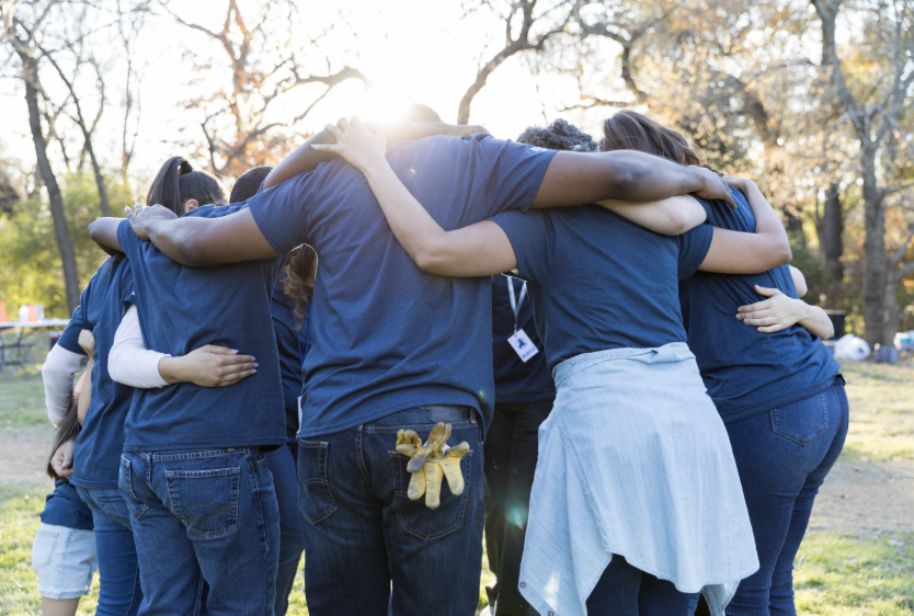 VERIFY: Gate of Hope volunteers and new neighbors together